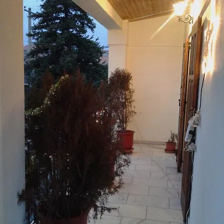 Konukevi Zephyros 3*